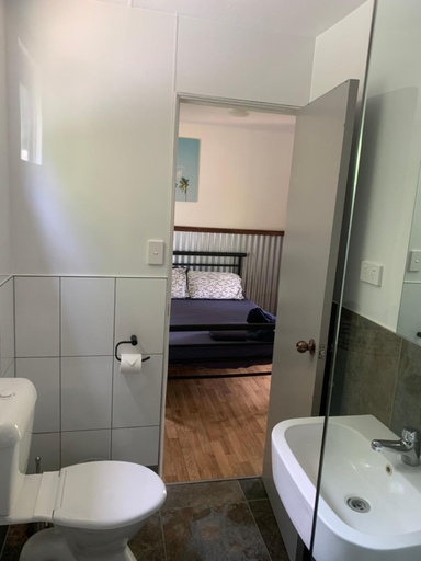 Bathroom 5, Scotty's Mission Beach YHA, Cardwell