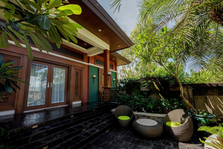 Exterior & Views