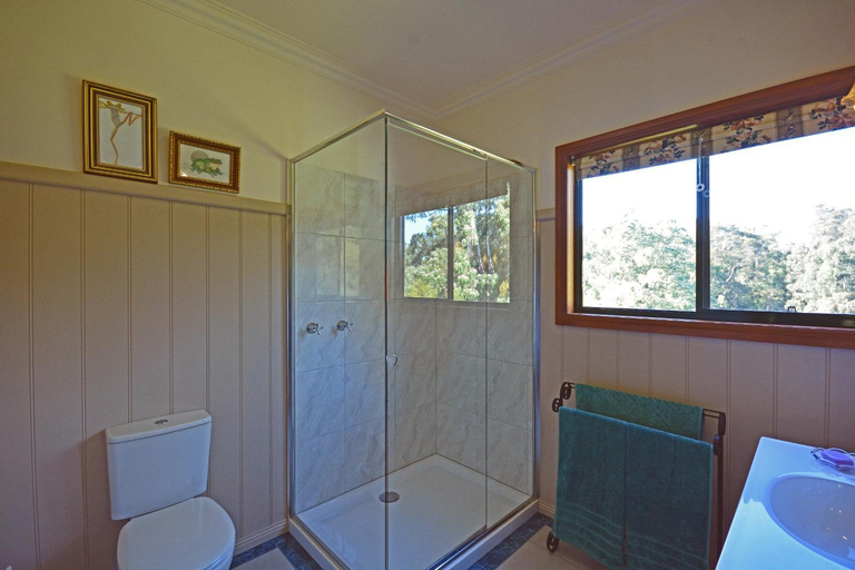 Bathroom 2, Araluen Park Cottages, E. Gippsland - Orbost