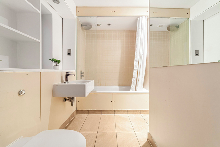 Bathroom 4, Wonderful flat in Haggerston, London