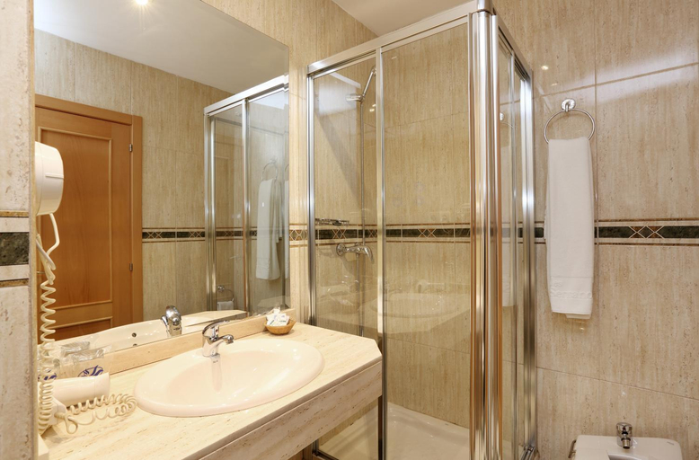 Bathroom 3, Hostal Silserranos, Madrid