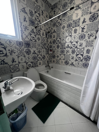 Bathroom 4, NVD12A #notrevilladagonvd for 12 pax, Bandung