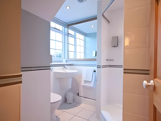 Bathroom 3, The Five Bells by Innkeeper's Collection, Buckinghamshire