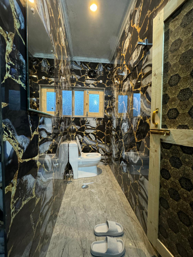 Bathroom 4, John's Homestay, Srinagar