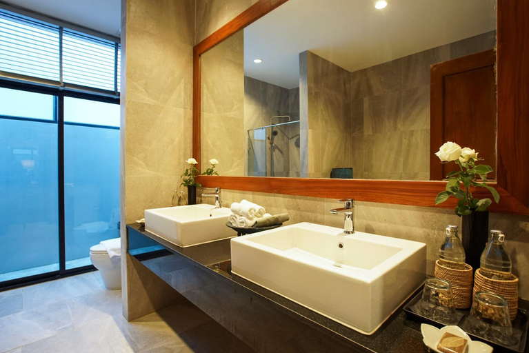 Bathroom 12