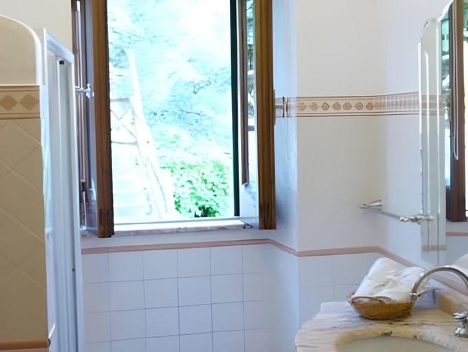 Bathroom 4, Colle dell'Ara, Salerno