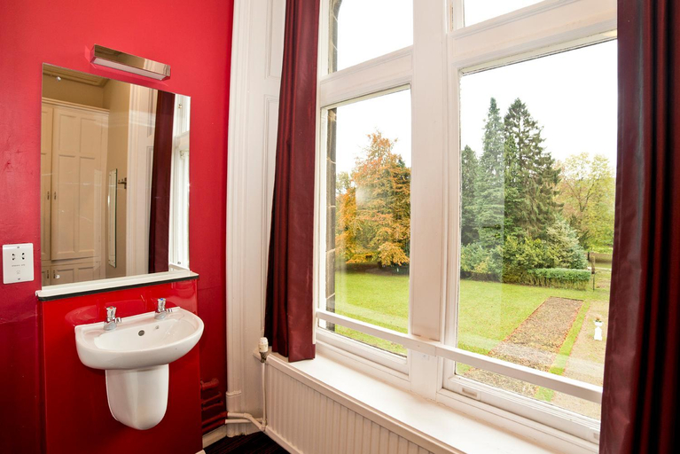 Bathroom 2, YHA Castleton Losehill Hall, Derbyshire