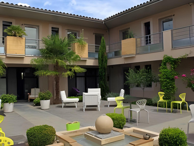 Exterior & Views