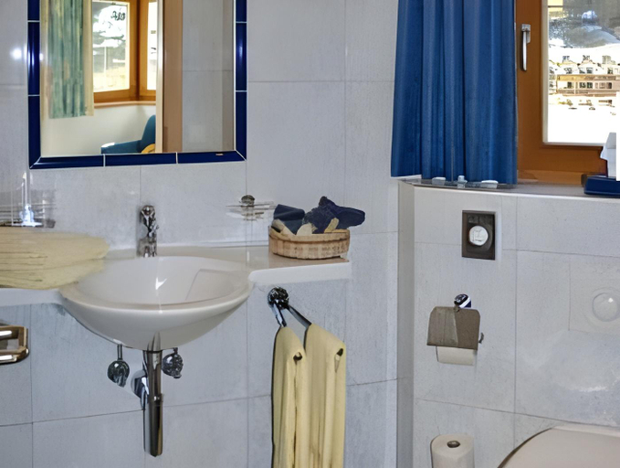 Bathroom 3, Hotel Garni Chasa Nova, Inn