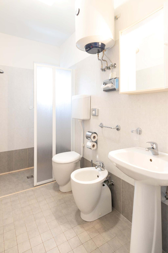 Bathroom, Charming one-bedroom apartment by Beahost Rentals 4716, Udine