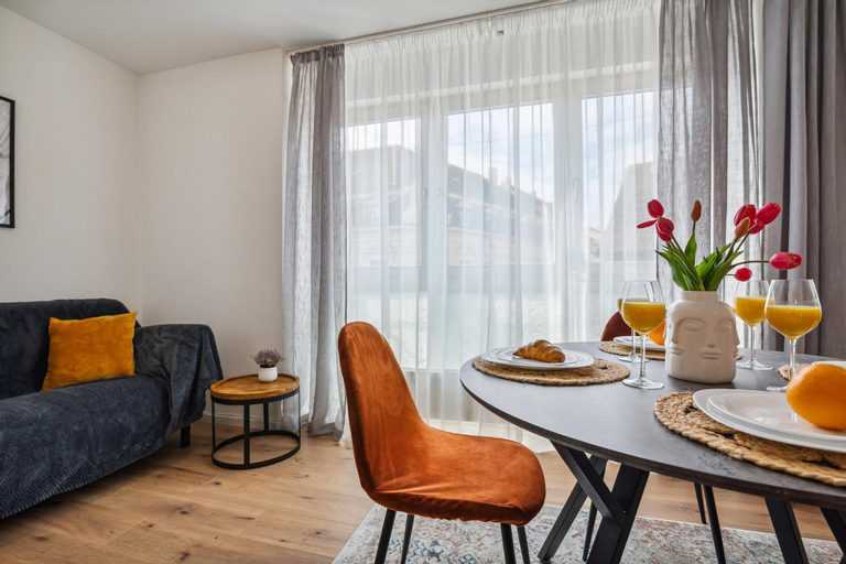 Others 4, Comfort Apartment - 2 Schlafzimmer - bis 5 Pers - Zentrumnah - Parkplatz - WiFi - Balkon, Neunkirchen