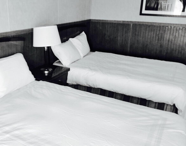 Bedroom 2, Grand Inn, Reagan