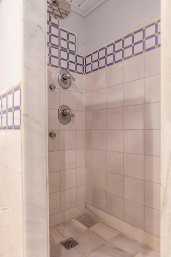 Bathroom 5, Playa de la Luz, Cádiz
