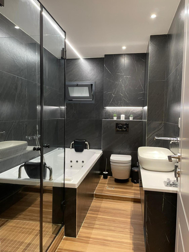 Bathroom 2, King George in the center of Jerusalem