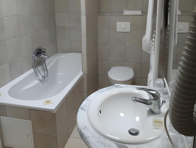 Bathroom 3, Le Petit Manoir Hotel Provence, Gard