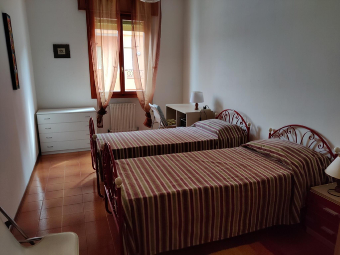 Bedroom, Colorful and bright 3-bedroom apartment by Beahost Rentals, Venezia