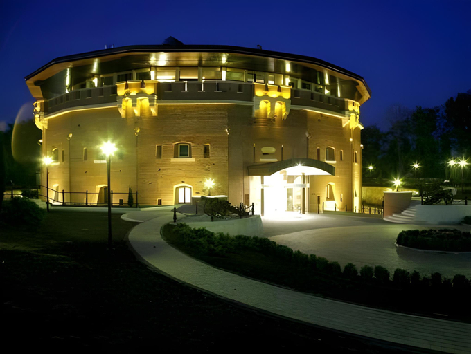 Exterior & Views