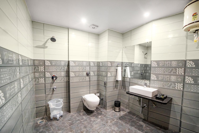 Bathroom 2, Hotel Trimurti, Hardwar