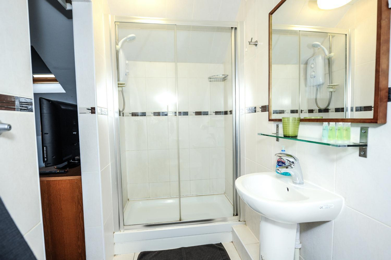 Bathroom 3, Maryland, Derby