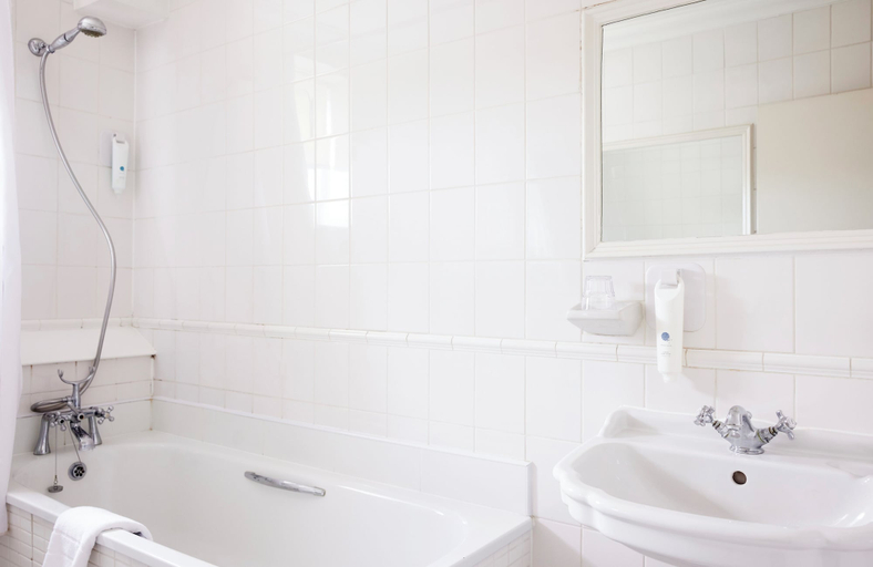 Bathroom 3, Coleshill Hotel by Greene King Inns, Warwickshire