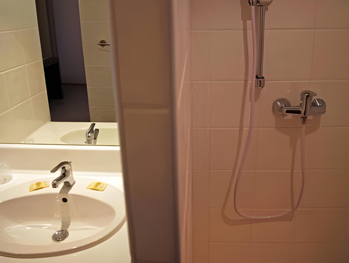 Bathroom 4, Patio De Violette, Gard