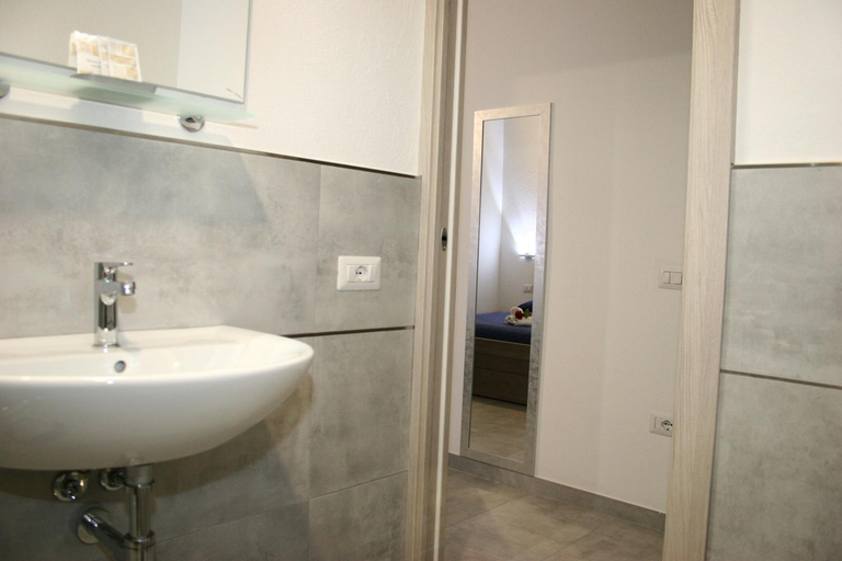 Bathroom 3, Il Borgo, Sassari