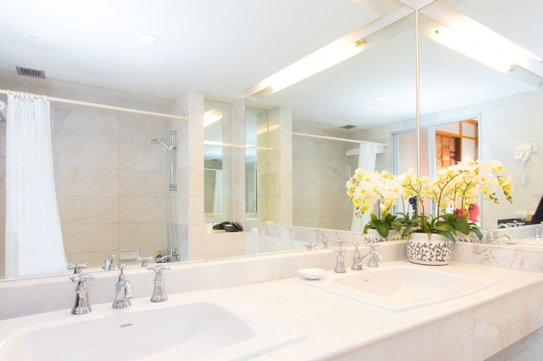 Bathroom 11
