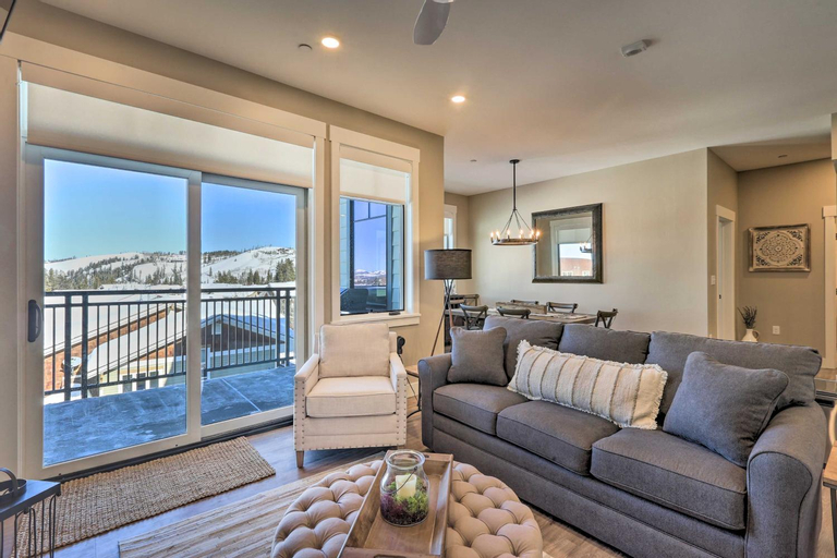 Condo with View - 1 Block to Main St - 4 Mi to Ski!, Grand