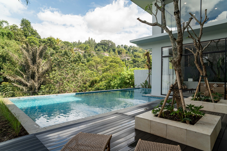 Kireina Mori Forest View Villa 6 bedrooms with a private heated swimming pool and a movie room, Bandung