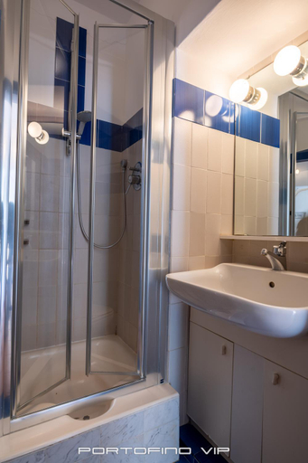 Bathroom, Papu 2 by PortofinoVip, Genova