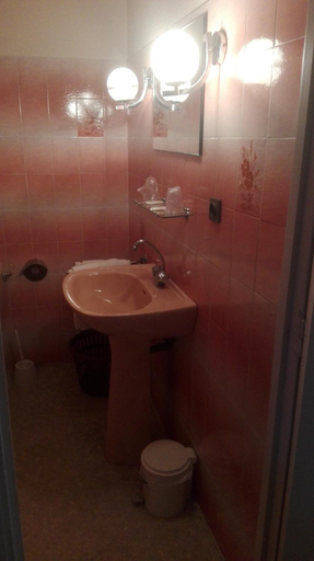 Bathroom 3, Le Barry, Tarn