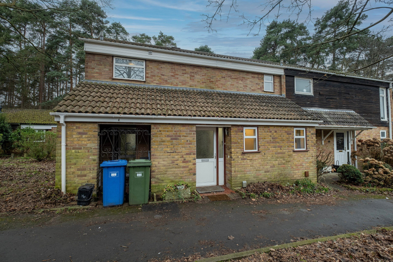 Exterior & Views 2, Spacious 4-Bedroom 2-Bath Home in Bywood, Bracknell Forest