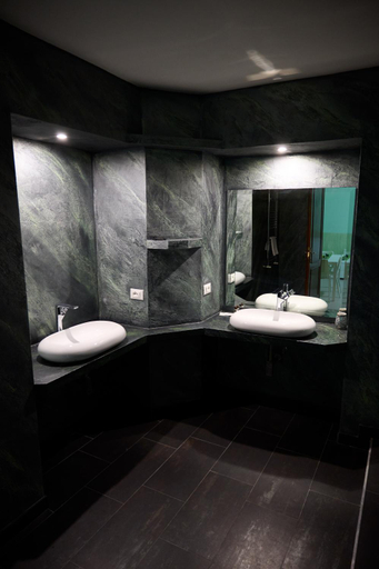 Bathroom 3, On The Rainbow BnB, Rome