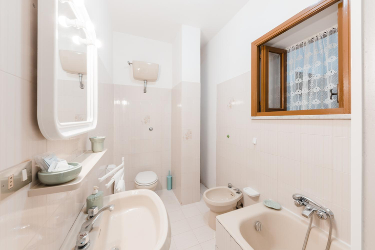 Bathroom 4, Pucare Apartments, Salerno
