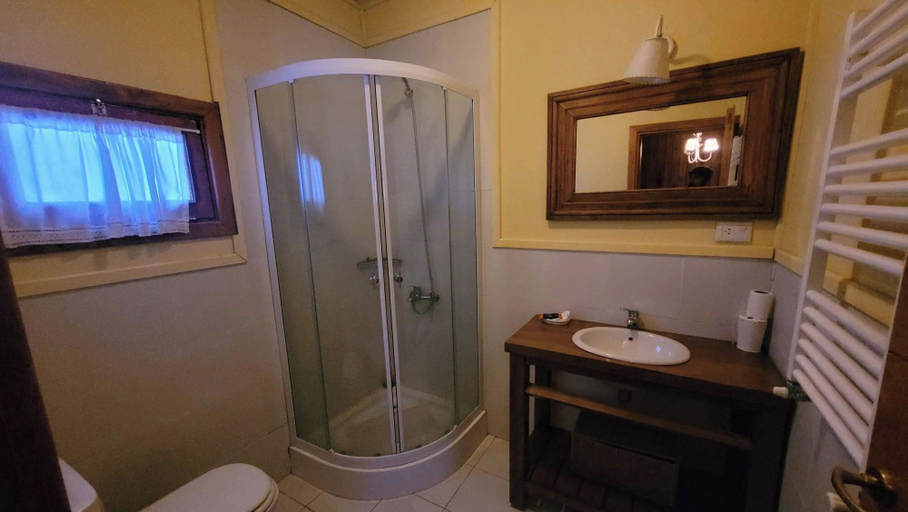 Bathroom 4, Hosteria Villarino, Lacar