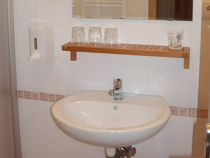 Bathroom 3, Vzhuru nohama, Karlovy Vary