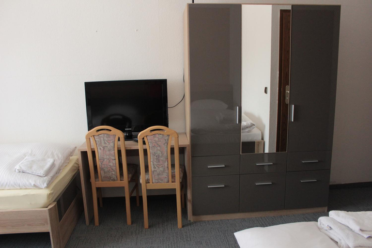Bedroom 2, Airport-Hotel zum Taubengrund, Groß-Gerau