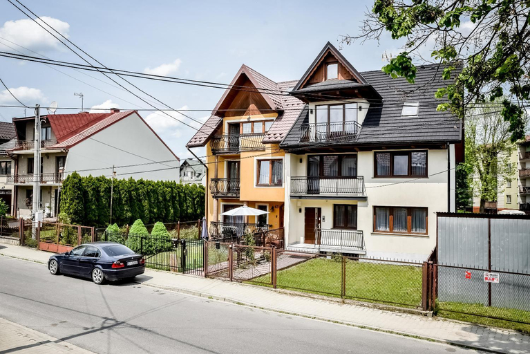 Exterior & Views