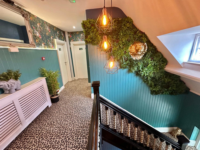 Others 5, Blue Buddha - Lemur Lodge - Two Bedroom Apartment with Garden and Hot Tub - Free Parking - Close to , Bournemouth