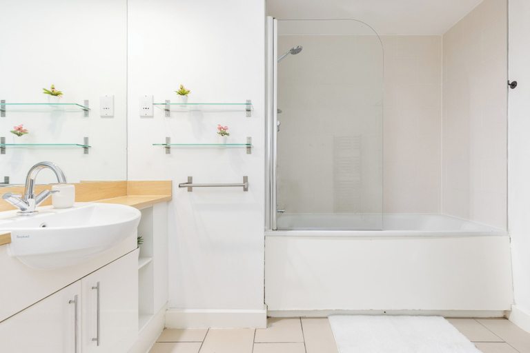 Bathroom 3, Spacious 2 Bed Apartment in Dalston, London