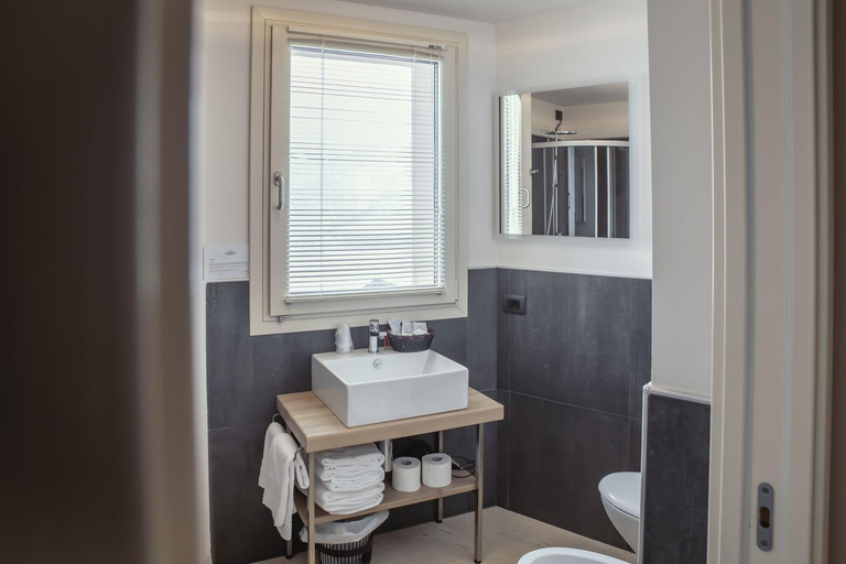 Bathroom 4, Hotel Laghetto, Cuneo
