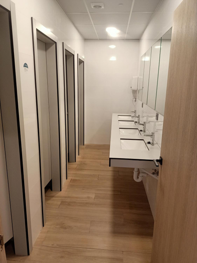 Bathroom 2, Albergue La Huella, León