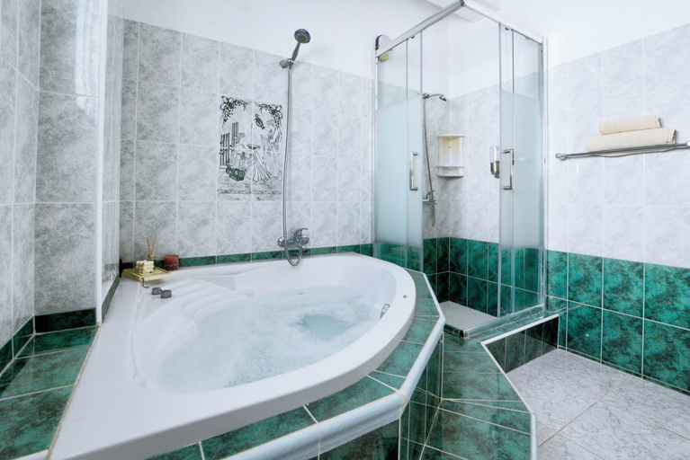 Shower 3, Villa Chloe