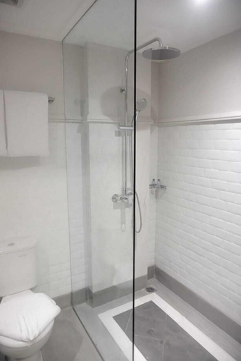 Bathroom 13