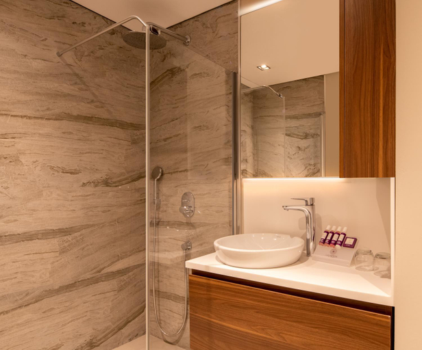 Bathroom 15