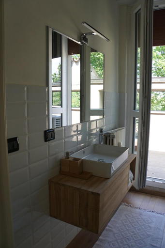Bathroom 1, La Rotonda 2 Camere con terrazza in centro, Pavia