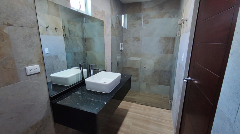 Bathroom 5, Hotel Cayuga, Puntarenas