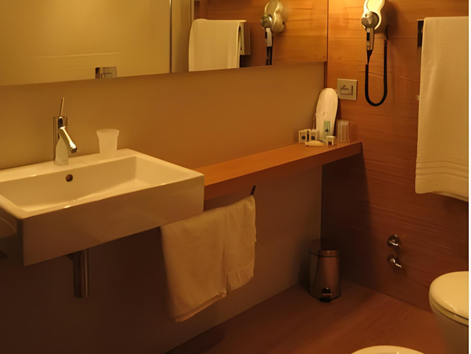 Bathroom 2, Mario's Garni, L'Aquila