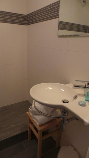 Bathroom 3, Hotel de la Baie des Trepasses, Finistère