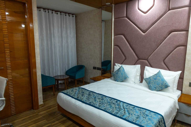 Platinum Service Apartment DLF Phase 3, West